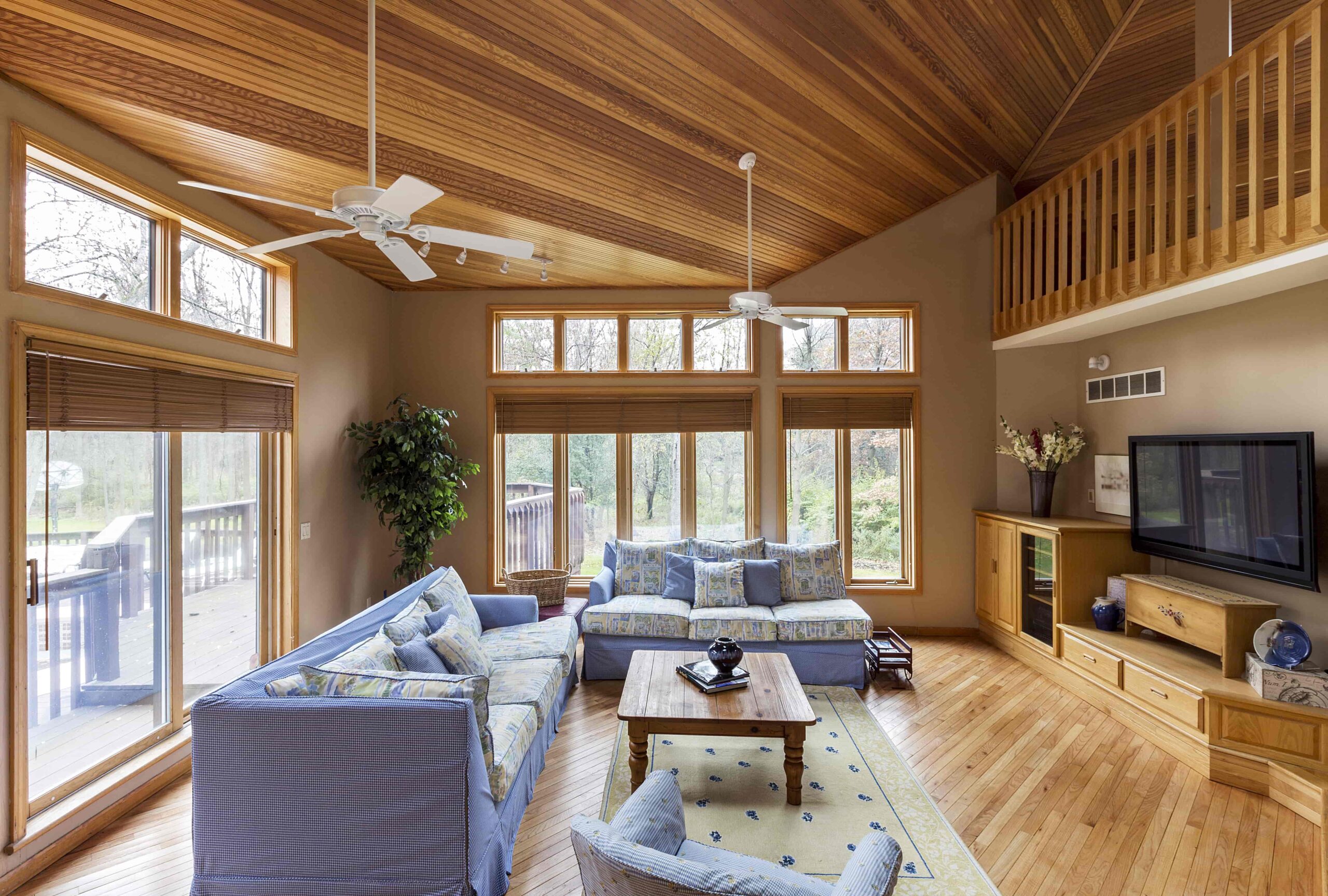 54679-hardwood-floor-and-ceilings-in-living-room-2025-04-03-20-32-22-utc-min